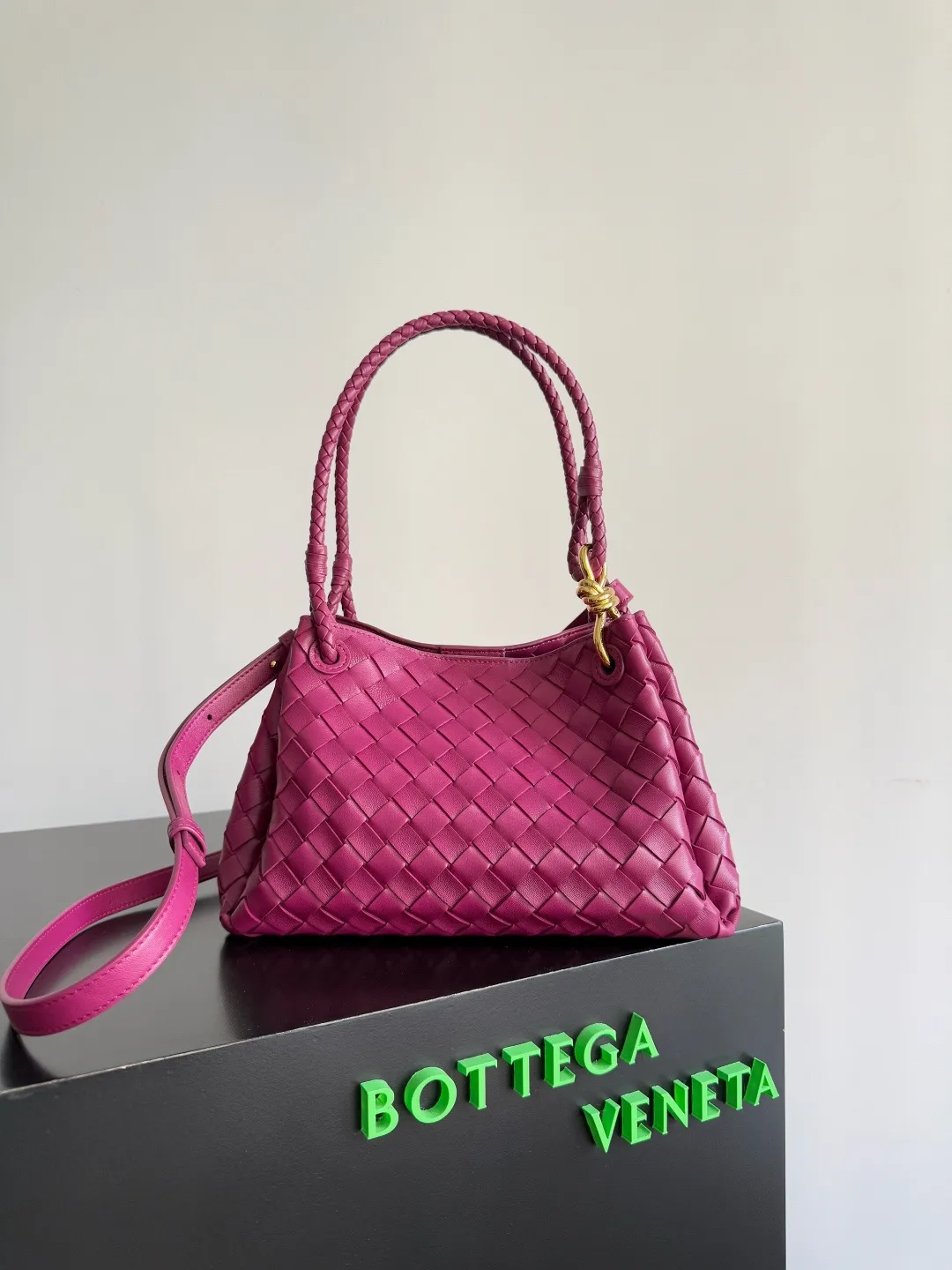 Batch 2060 BOTTEGA VENETA 2025 Autumn New Product Medium Parachuta The long-awaited new medium parachuta is here, with a unique appearance and iconic metal knots, and a whole piece of leather folds the four corners into a parachute shape! The exquisite Knot metal buckle is like putting jewelry on a bag. It is high-end and elegant. Its super capacity can hold all your things! The overall effect of this bag is very different from before. It is neither too delicate to provide a large capacity nor too bulky because of its practicality. It simply provides a perfectly suitable bag for casual and simple people👜 Style number: 835921 Size: 29.5*18.5*17.5cm
